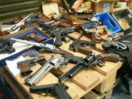 Китайская полиция арестовала пятерых подозреваемых в торговле оружием по интернету