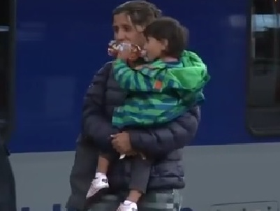 В Германию прибыли десятки тысяч мигрантов. Видео