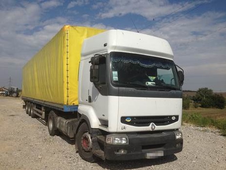 В Днепропетровской области правоохранители задержали два грузовика с поддельной водкой, направляющихся в зону АТО