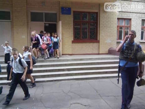 В Краматорске милиция ищет взрывчатку в школе. Фоторепортаж
