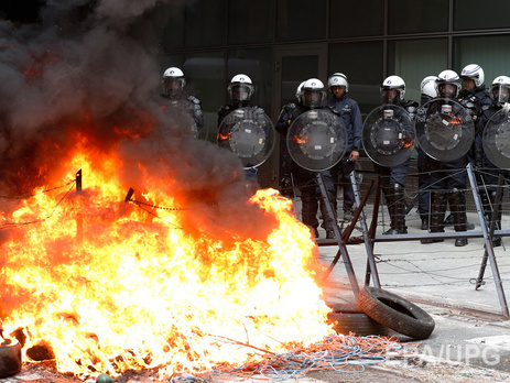 В Брюсселе фермеры жгут сено и шины, протестуя против низких цен на продукты. Фоторепортаж