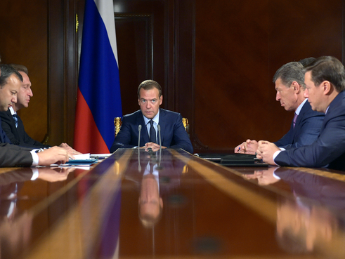Медведев: Идут активные экспертные дискуссии о том, нащупала ли российская экономика дно, или еще пока нет