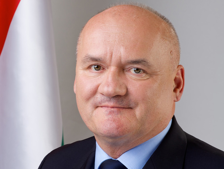 Министр обороны Венгрии ушел в отставку из-за ситуации с мигрантами