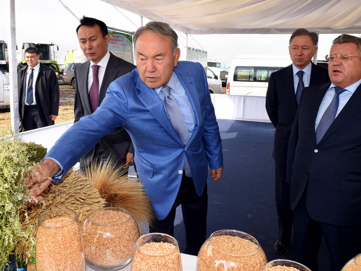 Назарбаев призвал отказаться от иностранной одежды, фуа-гра и бананов