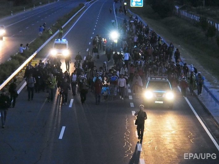 Мигранты прорвали полицейские заграждения на венгерско-сербской границе