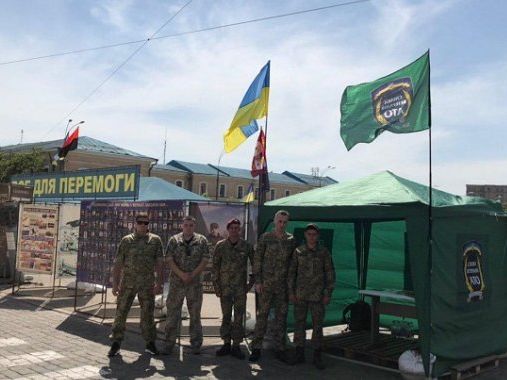 Возле волонтерской палатки в Харькове, которую хотят снести в мэрии, разместили мобилизационный пункт военкомата