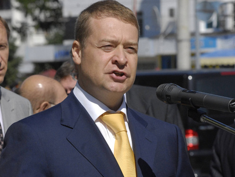 В России губернатор пообещал местным жителям перекопать дорогу за то, что те его плохо принимали. Видео