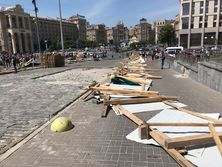 Активисты в центре Киева повалили ограждение, которое мешало следственному эксперименту в расследовании расстрелов на Майдане. Фоторепортаж