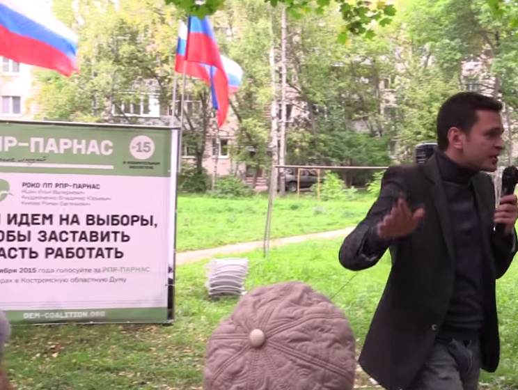 Российских провокаторов инструктируют, как сорвать встречу оппозиционера Яшина с избирателями в Костроме. Видео