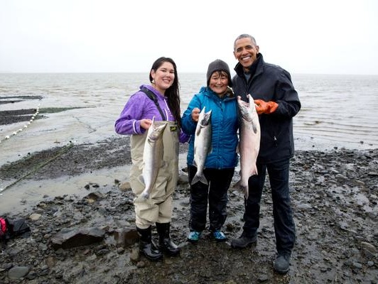 Путешествующий по Аляске Обама попробовал мясо лосося, наполовину съеденного медведем. Видео