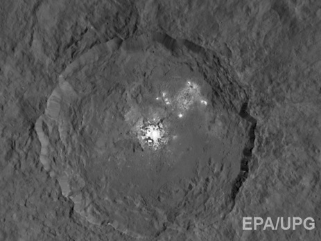 Зонд Dawn сфотографировал кратер на Церере
