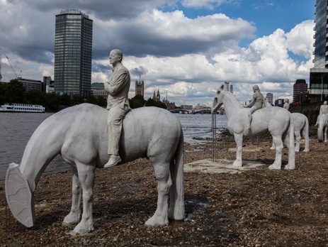 В Лондоне дважды в день из Темзы появляются 