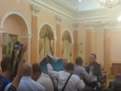 В Одесском горсовете возникла потасовка из-за вопроса о признании России страной-агрессором. Видео