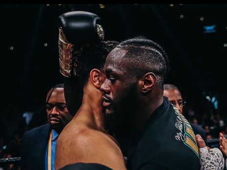 ﻿Боксер Вайлдер захистив пояс чемпіона світу у суперважкій вазі, нокаутувавши Брізіла в першому раунді. Відео