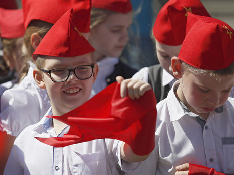 На Красной площади в Москве коммунисты принимали детей в пионеры. Фоторепортаж