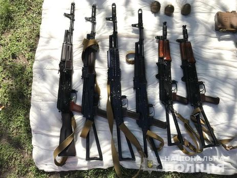 ﻿У Луганській області поліція вилучила арсенал зброї, зокрема шість автоматів Калашникова. Фоторепортаж