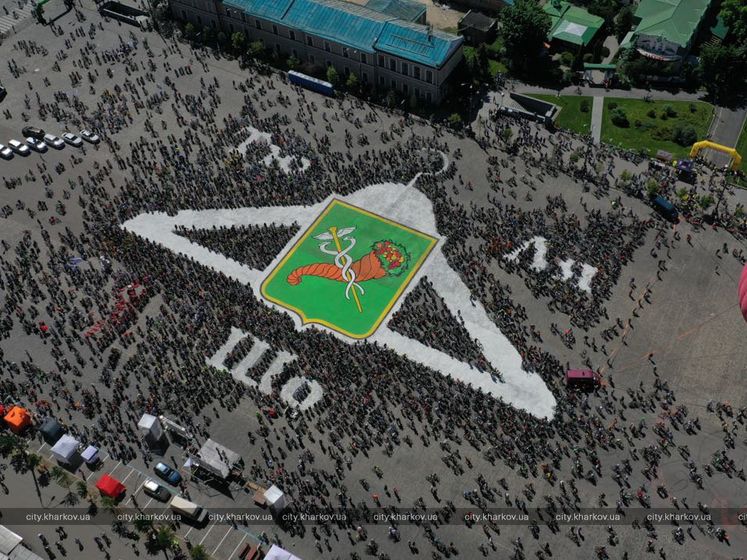 ﻿На "Велодні" в Харкові сформували гігантську фігуру "тремпеля" і популярні у місті слова "тю", "ля", "шо"