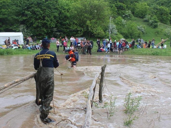 В Хмельницкой области спасатели эвакуировали 254 участника чемпионата по туризму, отрезанных разлившейся рекой