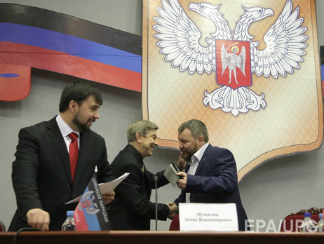 Так "депутаты парламента ДНР", включая Пушилина, приветствовали Пургина на должности "спикера" в ноябре 2014 года