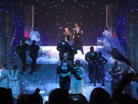 Во время песни Мадонны на спинах у двух танцоров из ее группы были нашиты флаги Израиля и Палестины