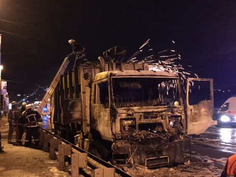 В Киеве на мосту Патона взорвался грузовик. Фоторепортаж