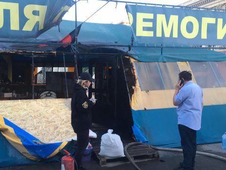 В Харькове подожгли волонтерскую палатку на площади Свободы