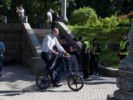 ﻿Мер Києва Кличко приїхав на інавгурацію Зеленського велосипедом