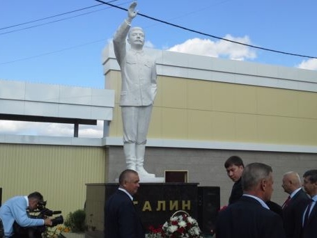 В российской республике Марий Эл открыли памятник Сталину. Видео