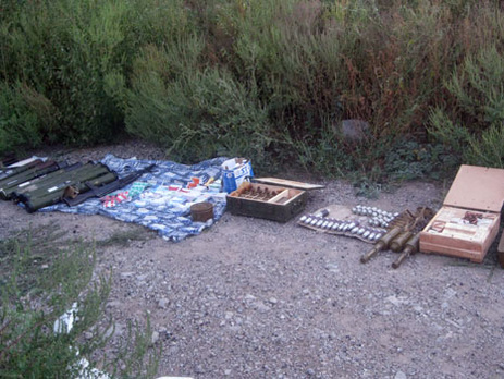 В лесу между Артемовском и Дебальцево правоохранители обнаружили тайник с оружием. Фоторепортаж