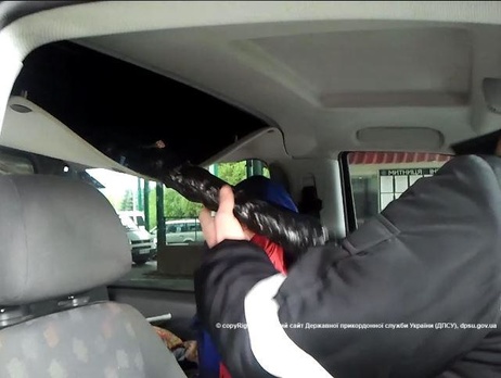 Погранслужба: Двое украинцев пытались провезти через украинско-польскую границу 18 кг янтаря