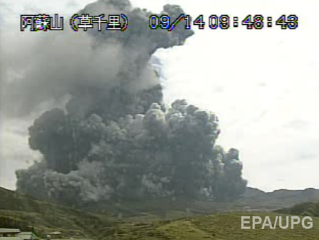 Японский вулкан Асо неожиданно выбросил столб дыма