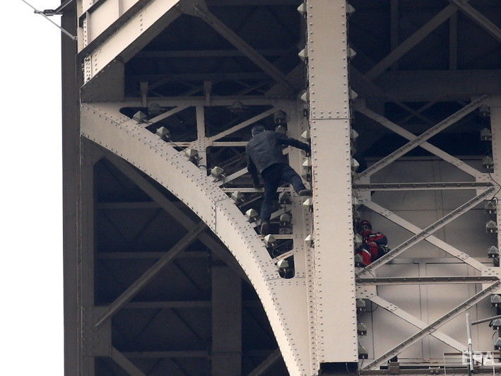 Туристов эвакуировали из Эйфелевой башни после того, как неизвестный начал лезть по ее внешним конструкциям