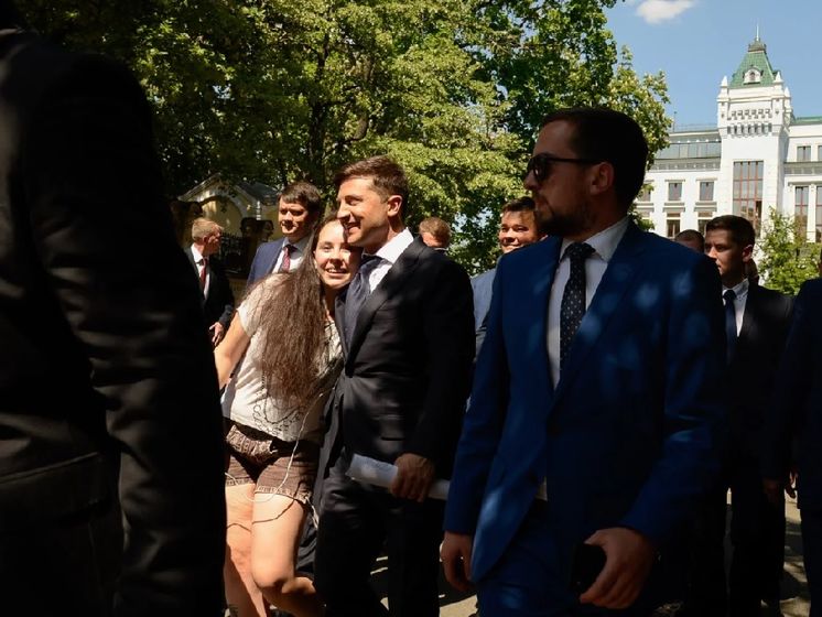 Зеленский пешком пришел из Мариинского дворца в Администрацию Президента. Видео