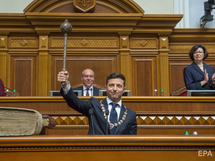 Зеленский вступил в должность президента и объявил о роспуске Рады, Гройсман уходит в отставку. Главное за день