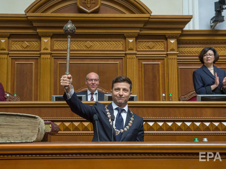 ﻿Зеленський заступив на посаду президента й оголосив про розпуск Ради, Гройсман іде у відставку. Головне за день