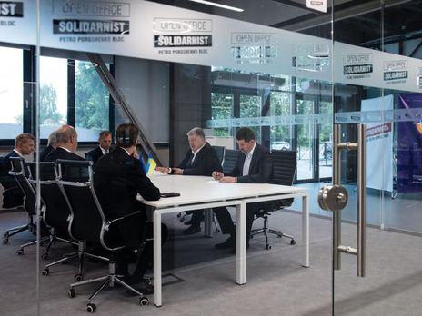 Порошенко сообщил, что из Администрации Президента переехал в прозрачный офис 