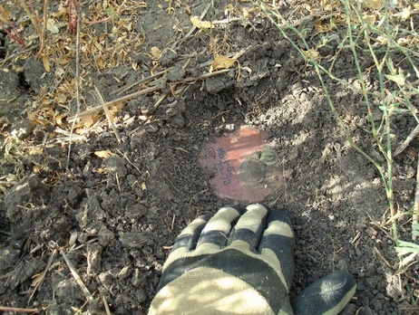 Украинские военные обезвредили минное поле под Мариуполем. Фоторепортаж