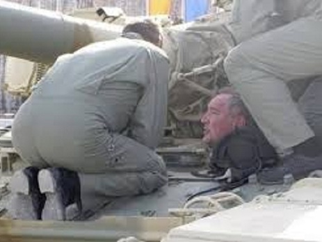 СМИ: На выставке вооружений в Нижнем Тагиле депутат РФ на пять часов застрял в люке новейшего российского танка