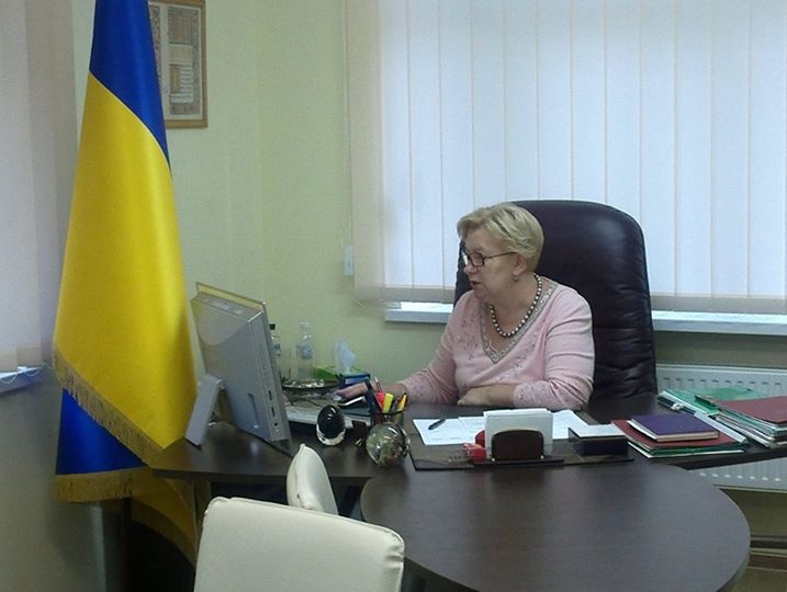  Журналист Братущак опубликовал фото Ульянченко в рабочем кабинете: Читает на сайте МВД информацию о своем розыске