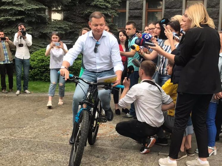 Ляшко приехал в Администрацию Президента на велосипеде и назвал указ о роспуске Рады неконституционным