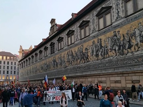 В акции движения PEGIDA в Дрездене приняли участие более 5000 человек. Фоторепортаж