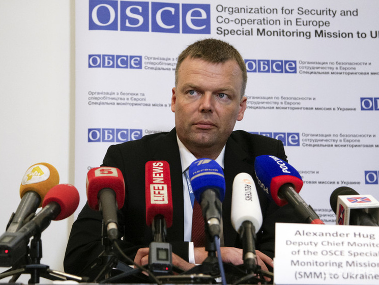 Глава миссии ОБСЕ Хуг: СММ продолжает получать информацию об использовании сторонами легкого вооружения