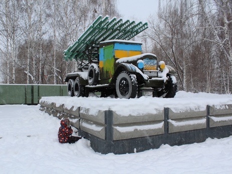 В Новосибирске двум активистам дали тюремный срок за раскрашивание памятников в цвета украинского флага 