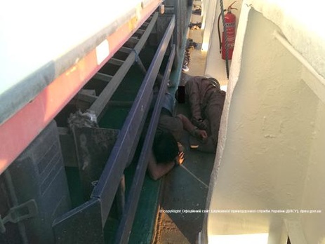 Двое марокканцев проникли на отплывающий из Одессы в Китай корабль с помощью подъемного крана