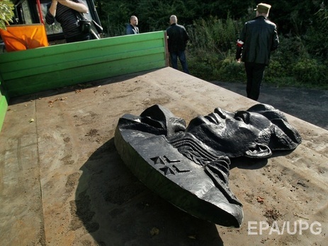 В Польше начали демонтаж памятника генералу Черняховскому в Пененжно. Фоторепортаж