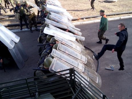 Нацгвардейцы отработали ликвидацию пикета против корпоратизации Хмельницкой АЭС. Фоторепортаж