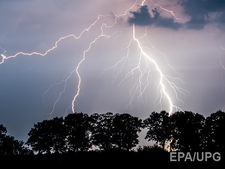 Во Львовской области мужчина погиб от удара молнией