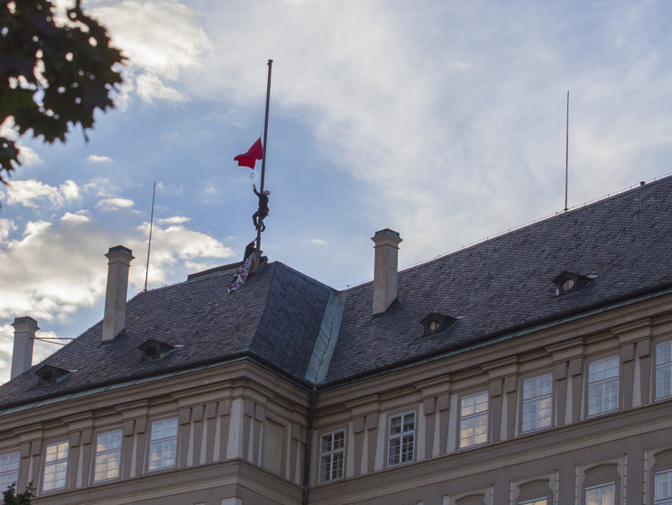 Активисты повесили на флагштоке резиденции чешского президента Земана красные трусы