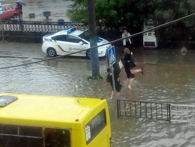Во Львове полицейские на руках вынесли пассажиров маршрутки, застрявшей в воде. Видео
