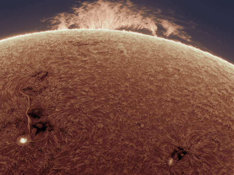NASA показало "жуткое" фото солнечного протуберанца